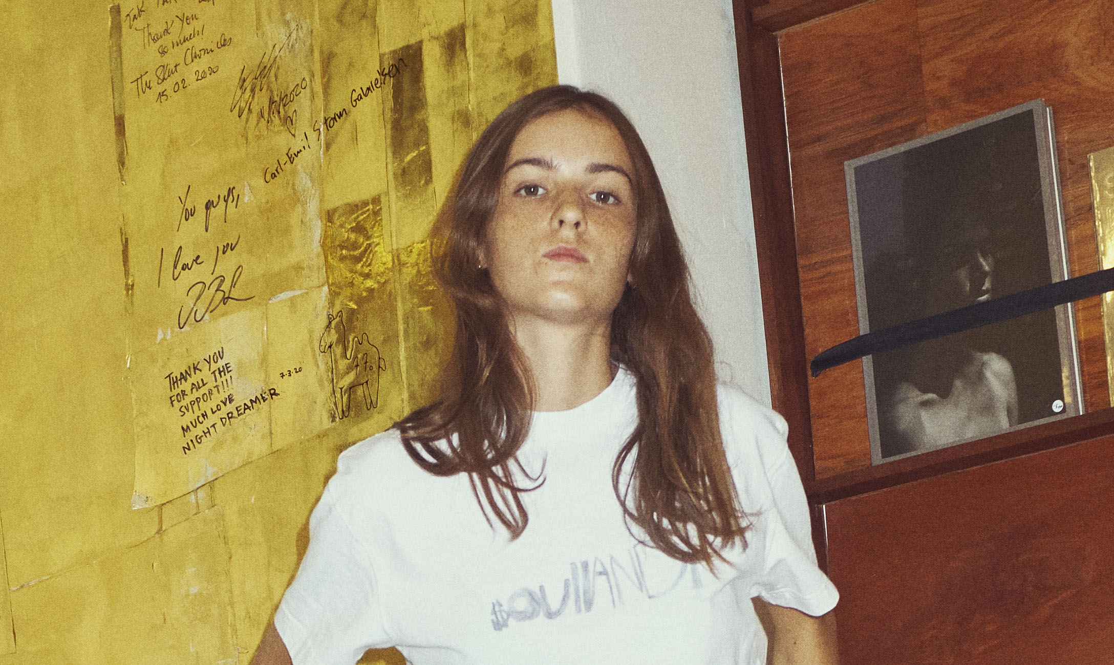 “Jeg læser mange magasiner, og hos 11o på Vesterbro finder du det bedste udvalg. De forhandler også mit eget magasin.” Anemone Sejr er fotograferet i tøj fra Soulland og Carhartt Anemone Sejr