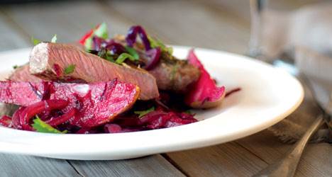 Rød kålsalat med steak, pærer og peberrodscreme