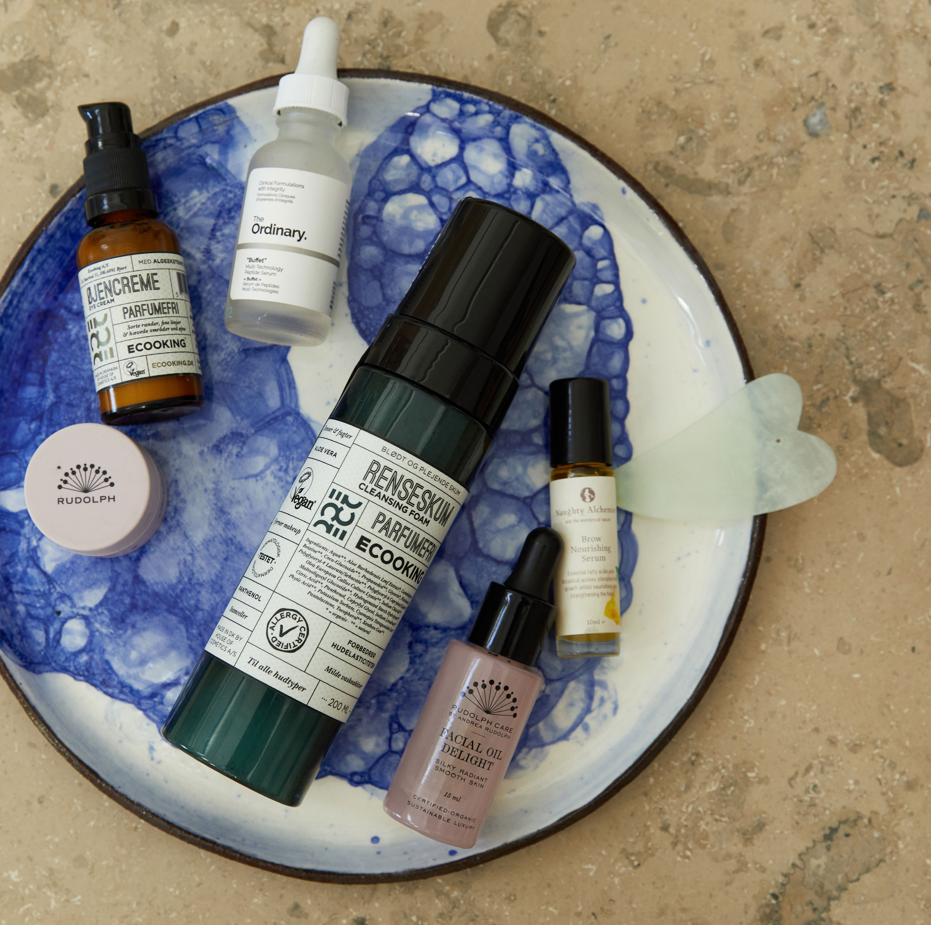 Skønne favoritter. Renseskum og øjencreme fra Ecooking, Facial Oil Delight og Lip Balm fra Rudolph Care, Brow Nourishing Serum fra Naughty Alchemist og Buffet Multi-Technology Peptide Serum fra The Ordinary.