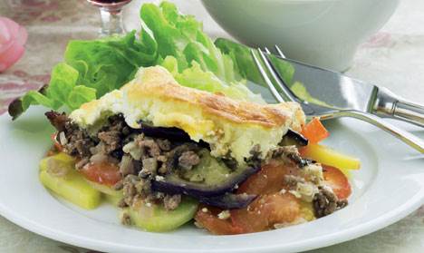 Moussaka med yoghurt-topping