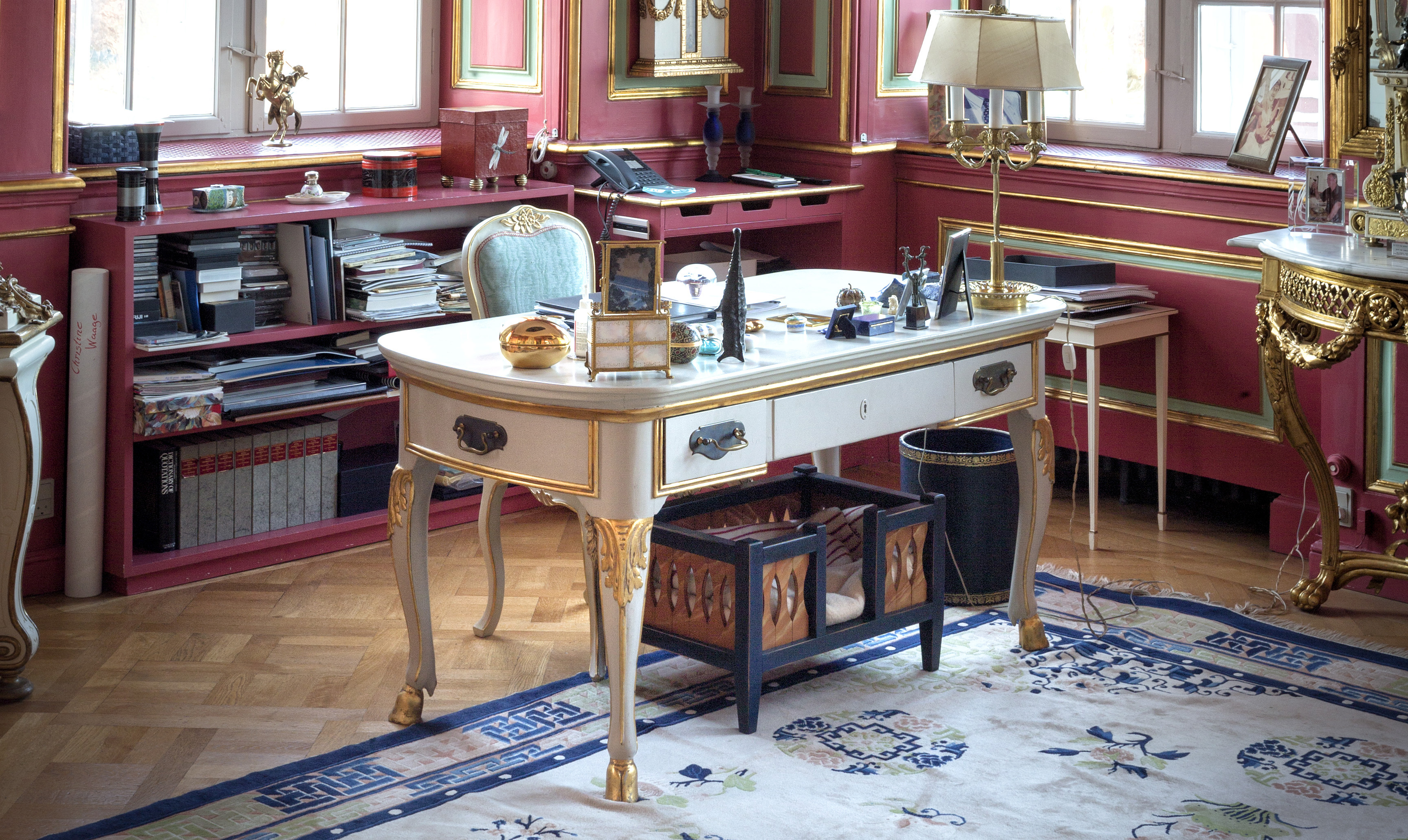 Dronning Margrethe har skruet op for farveskalaen på sit arbejdsværelse på Fredensborg Slot, mens det originale inventar er bevaret. Royal moderne