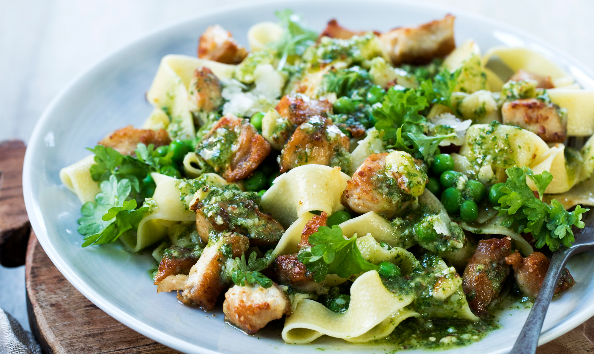 Skøn pasta med kylling og hjemmelavet persillepesto. Pasta med kylling, ærter og persillepesto