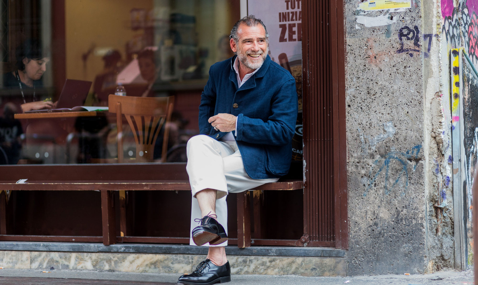 Det italienske streetstyle-ikon Alessandro Squarzi har gjort kombinationen af militære referencer og hvide jeans til sit varemærke. Modedetaljen: Derfor skal du begynde at gå med hvide jeans