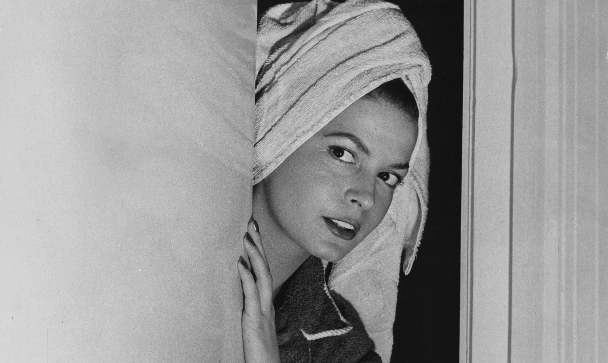 Den ungarnske skuespiller og model Eva Bartok ses her nyvasket og med håndklædeturban. April 1953. Eva Bartok efter hårvask