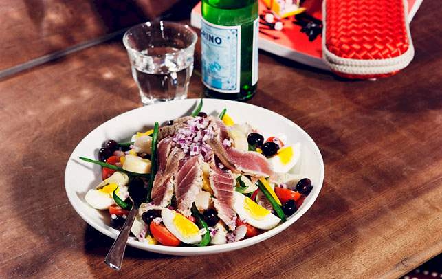 Salade nicoise med frisk tun Opskrift på salade nicoise med frisk tun
