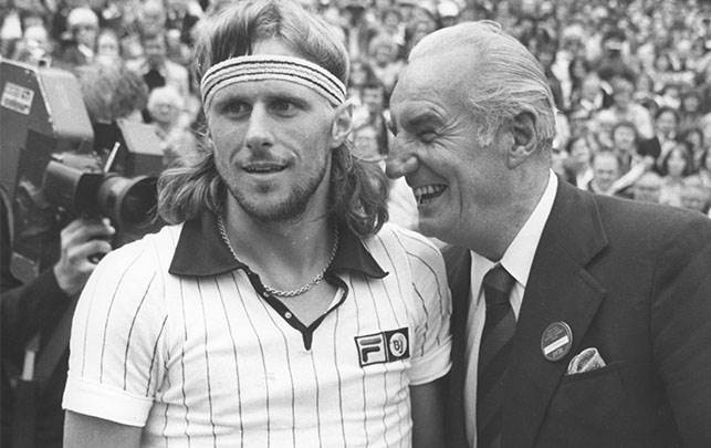 Bjørn Borg og Fred Perry under Wimbledon-finalen i 1978 Polotrøjen gør comeback