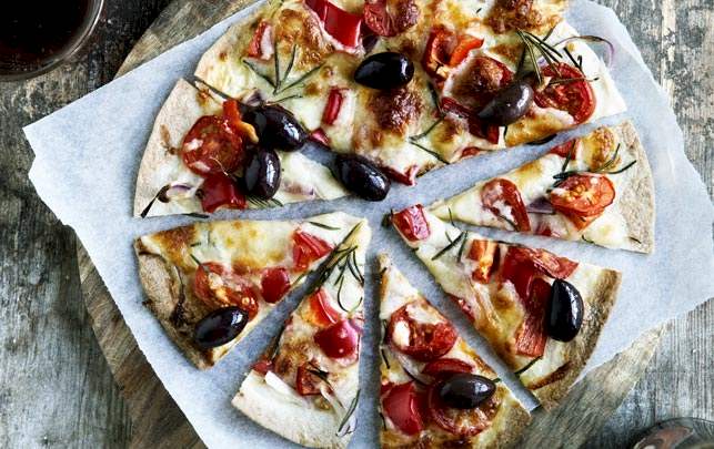 Fladbrødspizza med mozzarella og peberfrugt Fladbrødspizza med mozzarella og peberfrugt