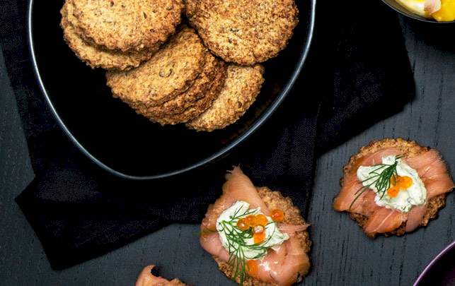 Fennikelkiks med røget laks, rygeostecreme og lakserogn Fennikelkiks med røget laks, rygeostecreme og lakserogn