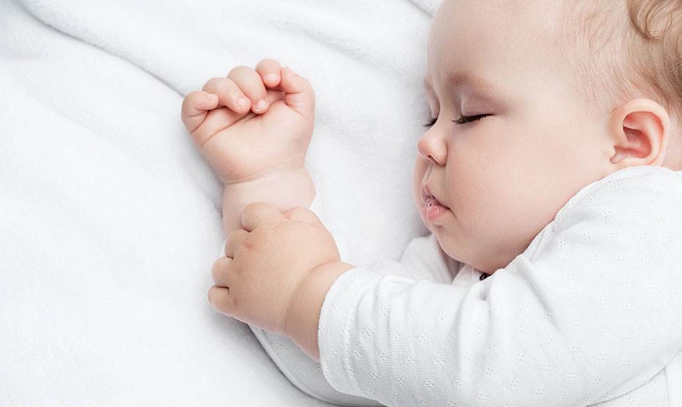 Mit spædbarn sover ikke. Hvad gør jeg? Her er 10 tips, hvis dit spædbarn ikke sover