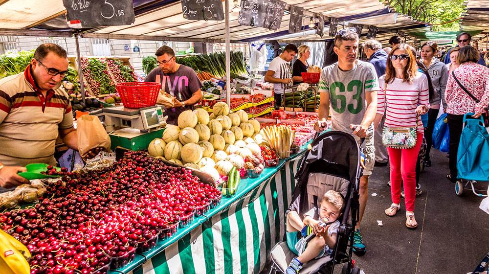 Markederne i Paris og andre storbyer i Europa er hyggelige bare at kigge på - og for dine børn er de fulde af sanseoplevelser. Foto: Istock Storbyer med børn
