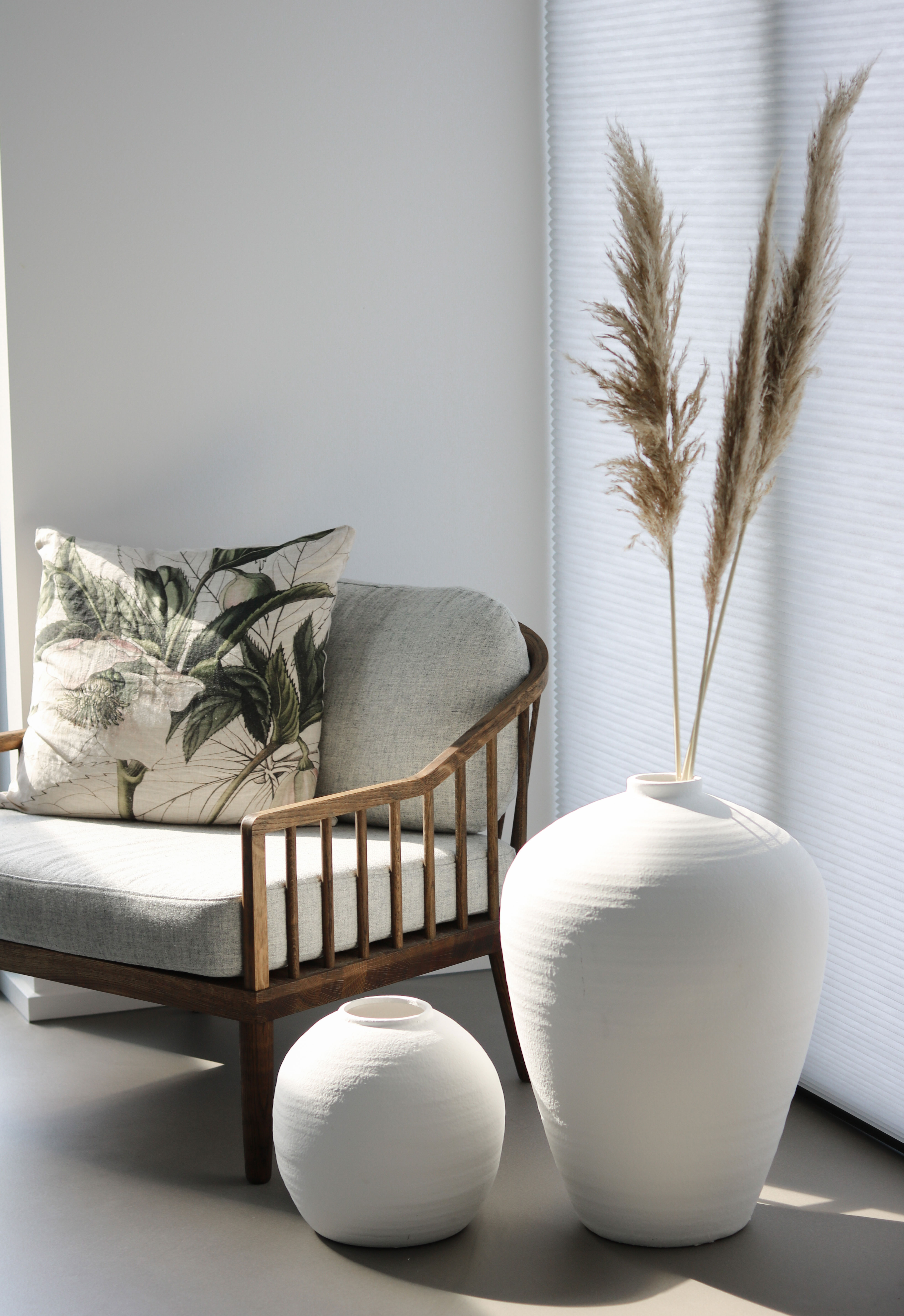 Stolen er fra Nuen Furniture og vaser fra Lene Bjerre og Byondesign.