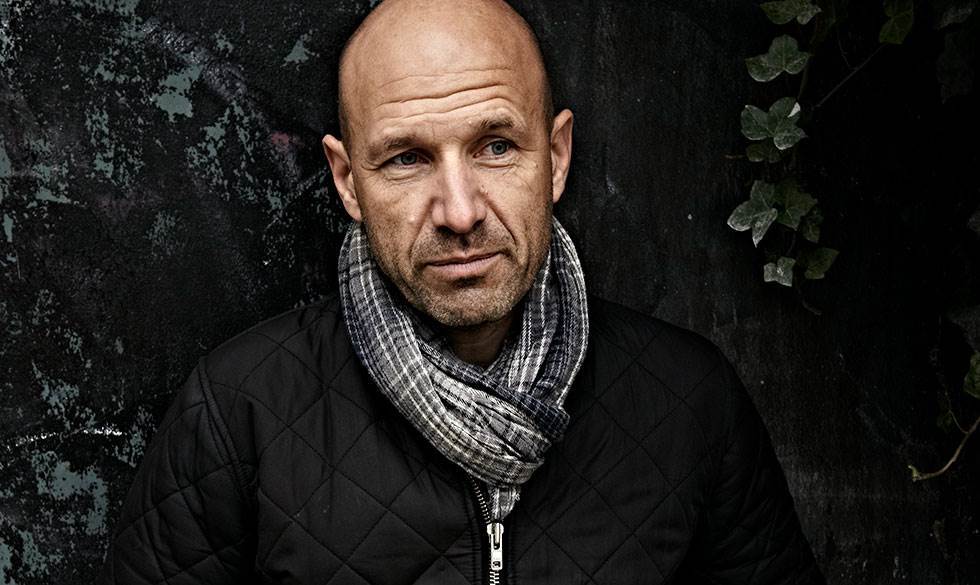 Da Adam Holm opdagede, at hans kone havde været utro, blev han rasende… og ærlig om sin egen utroskab. Adam Holm