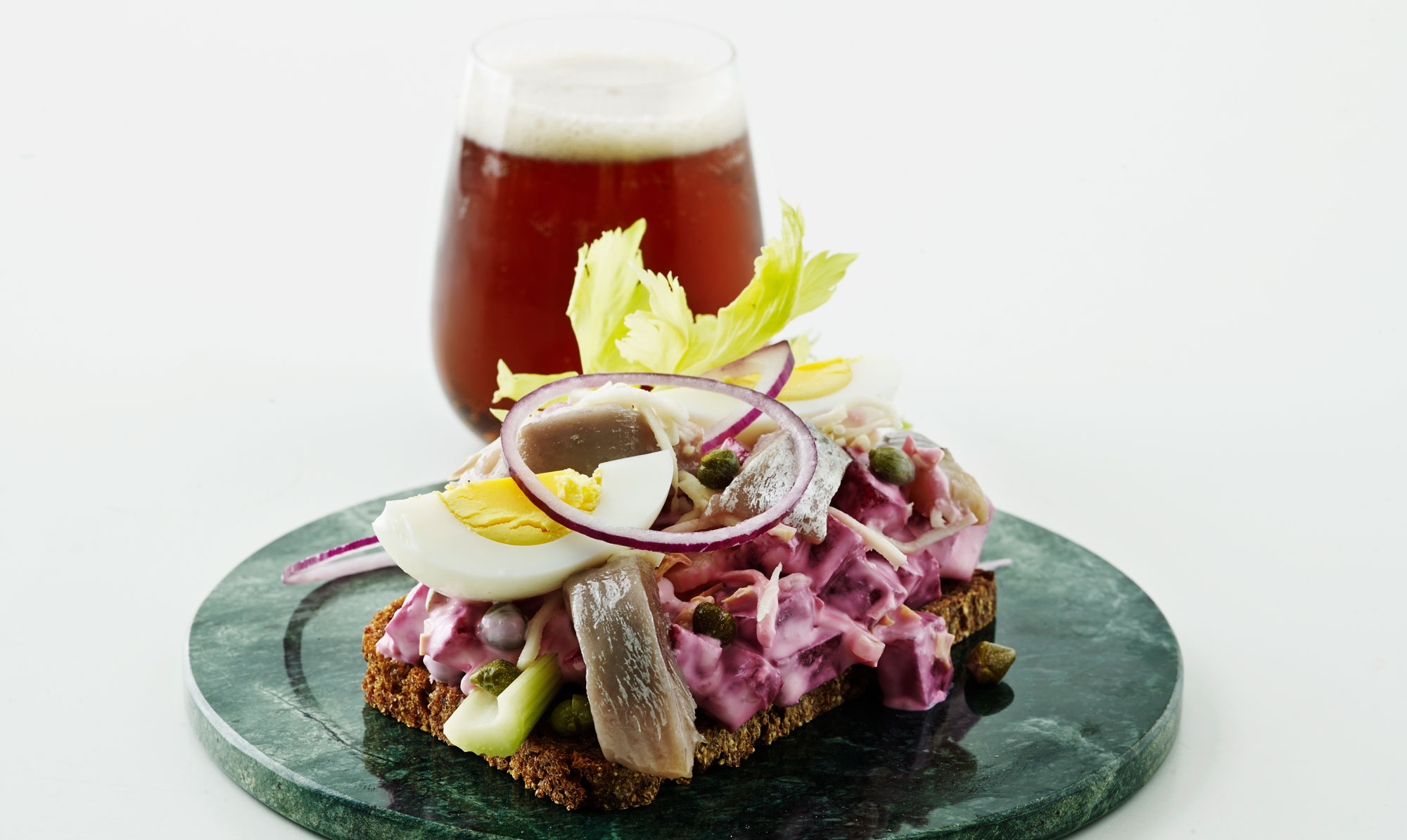 Lækker opskrift på klassisk sildesalat med rødbeder, nemlig russisk salat... russisk salat opskrift