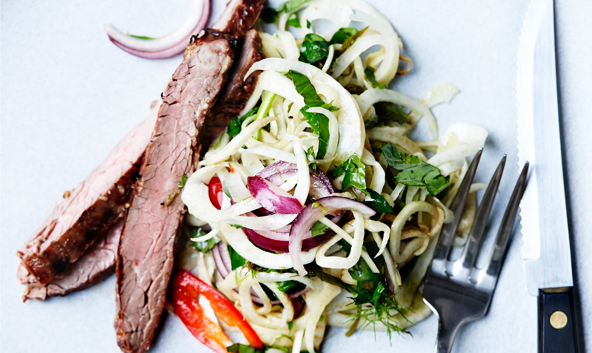 Sommertid er lig med mad på grillen. Skøn mad på grill: Plankesteaks med syltet fennikelsalat