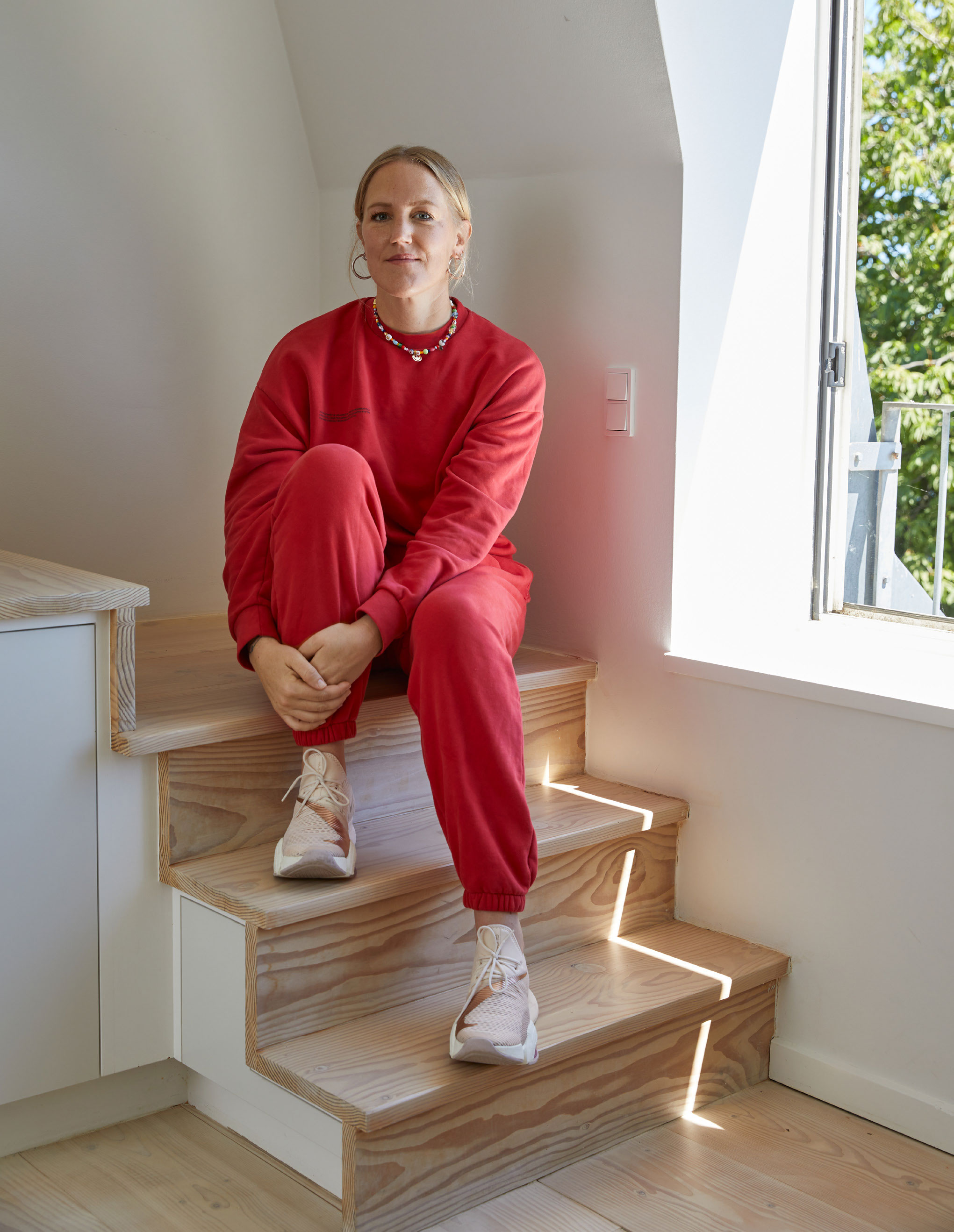 Sweatsæt er Michelles to-go-outfit. Her er hun i et sæt fra Pangaia og sneakers fra Nike. Halskæden er en hjemmelavet gave, og øreringene er fra Maria Black.