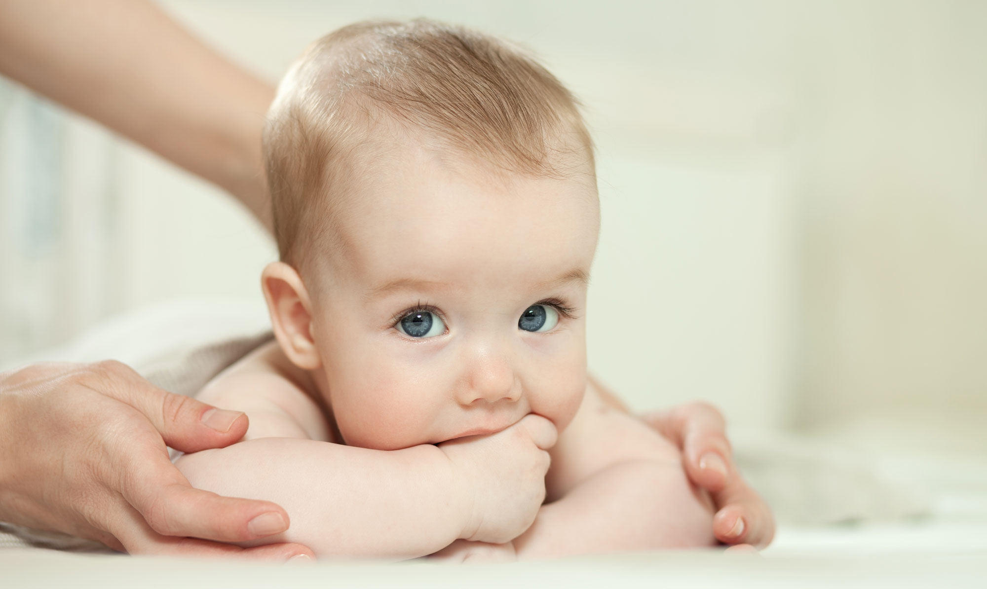 Ved hjælp af kram og massage, kan du nemt få baby til at falde til ro. Babymassage