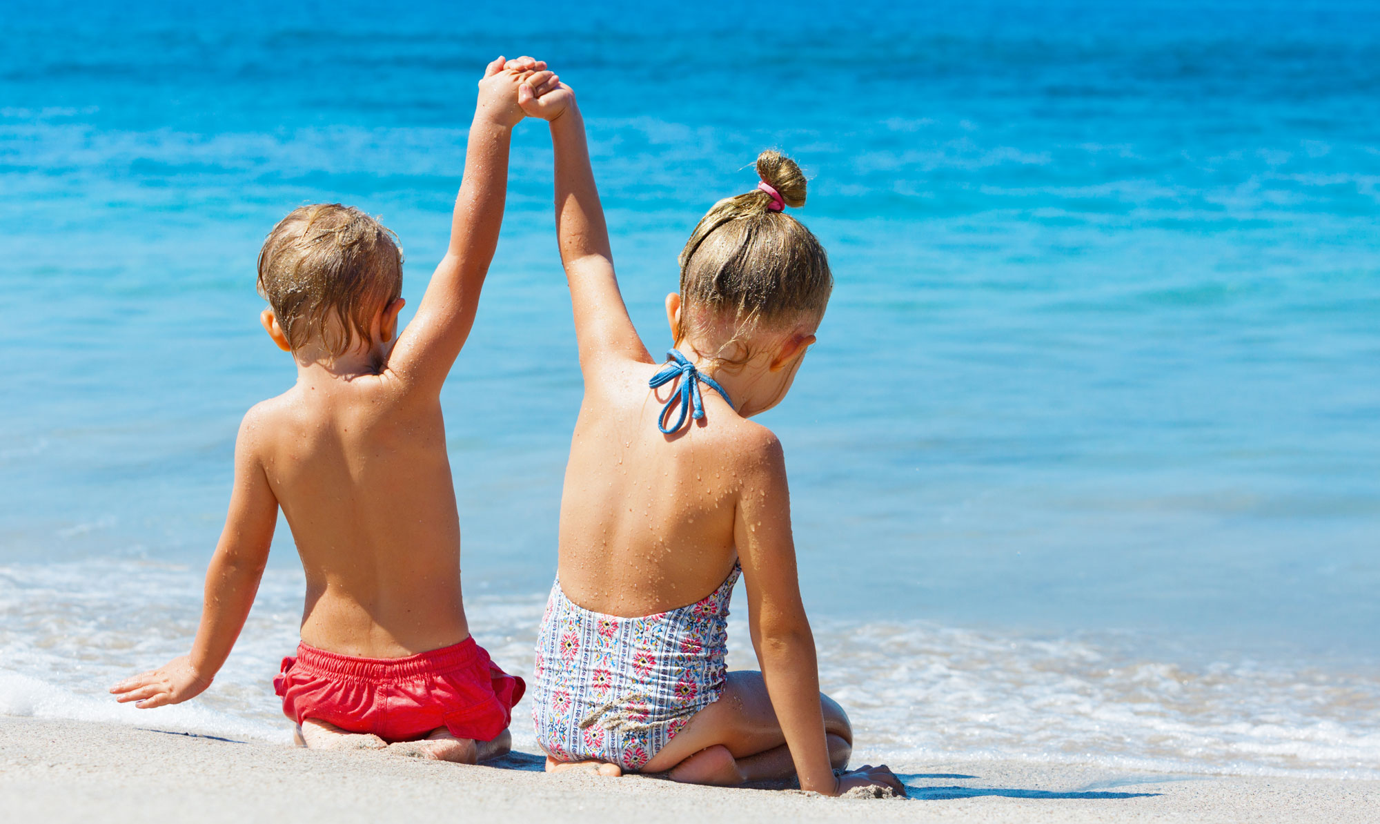 Uanset om det er din babys første sommer i sandet, eller junior allerede er en erfaren vandhund, byder strandturen på timevis af sjov for børn i alle aldre. På stranden med børn