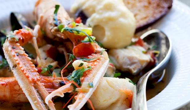Fiskesuppe Opskrift på fiskesuppe med brød og aioli