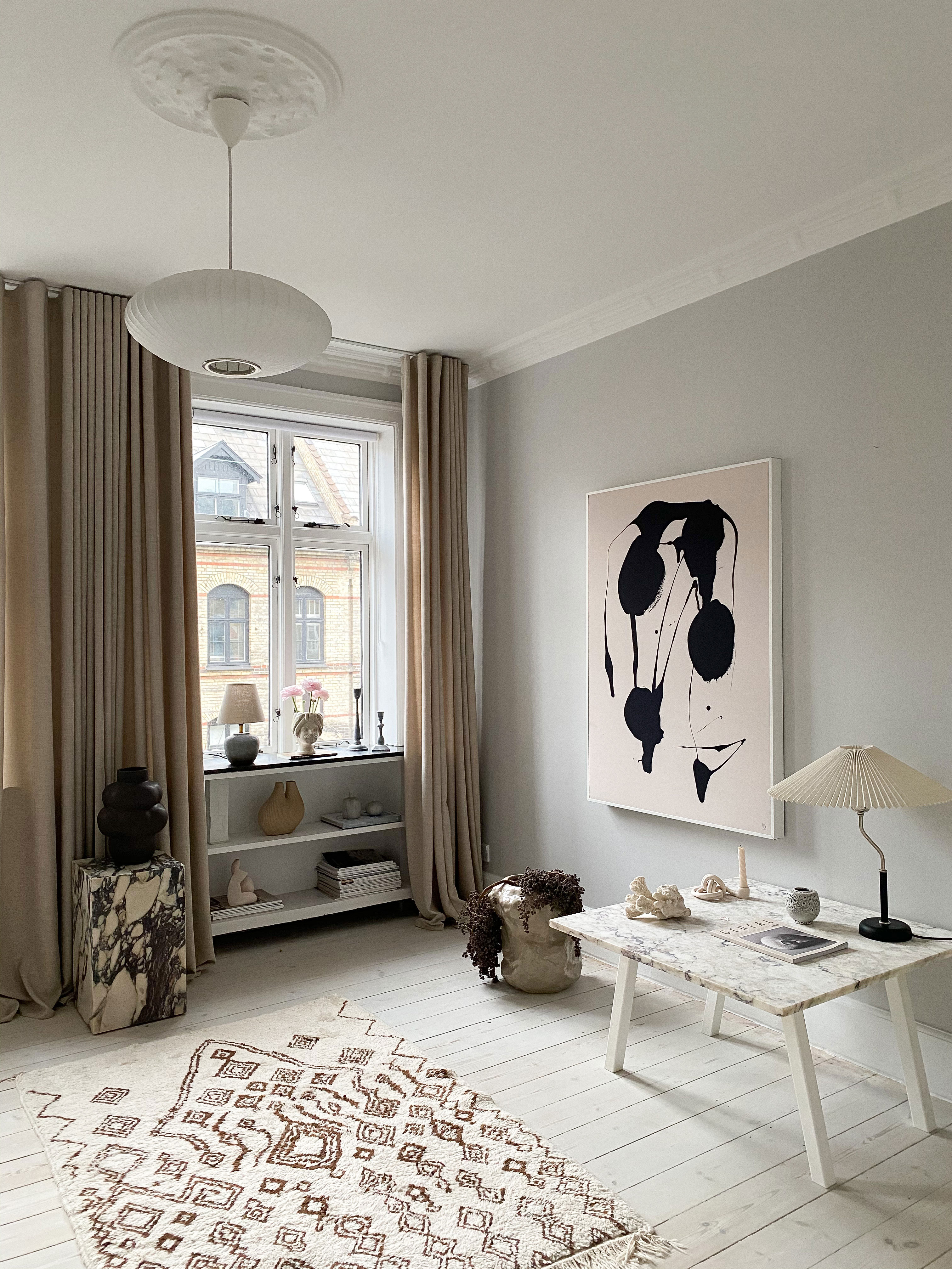 Vægmaleriet er fra akurathome.dk og gardiner fra &Drape.