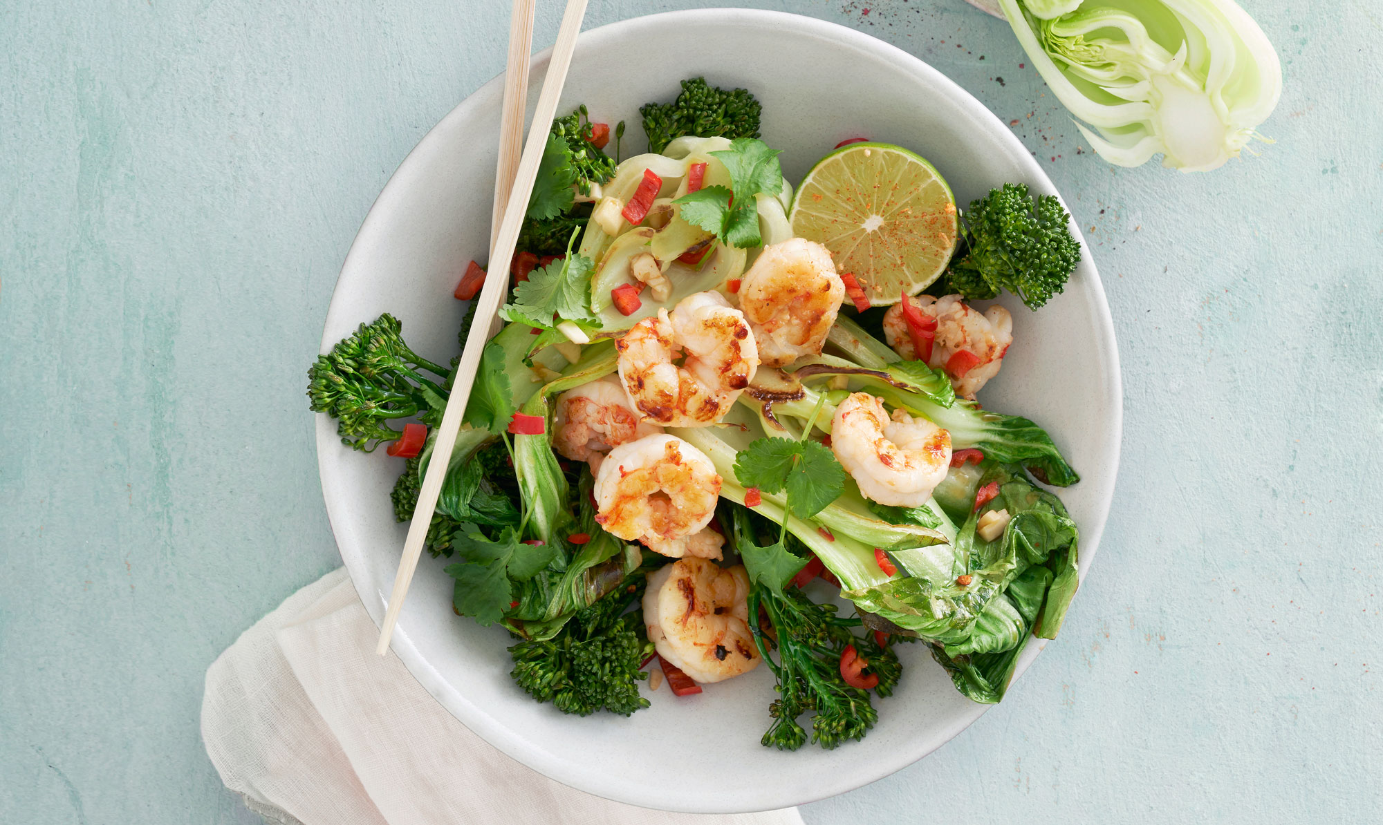 Sund og lækker aftensmad. Wok-stegte rejer med pak choi & aspargesbroccoli