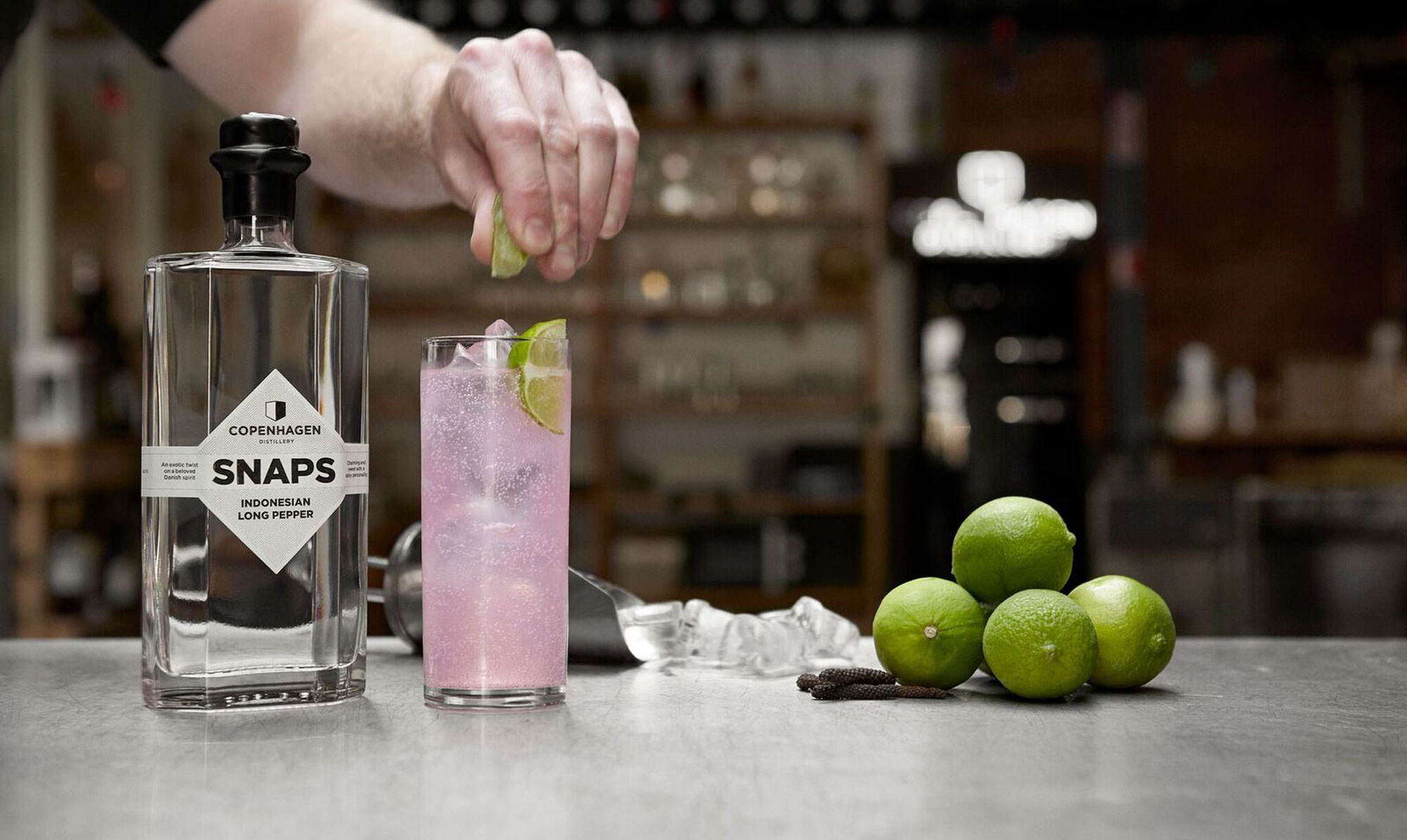 Lækker cocktail med krydret pebersnaps og lime Pebersnaps & pink grape: Rådhusduen