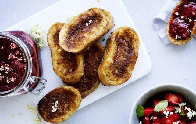 Jordbær-hyldeblomst-marmelade med french toast