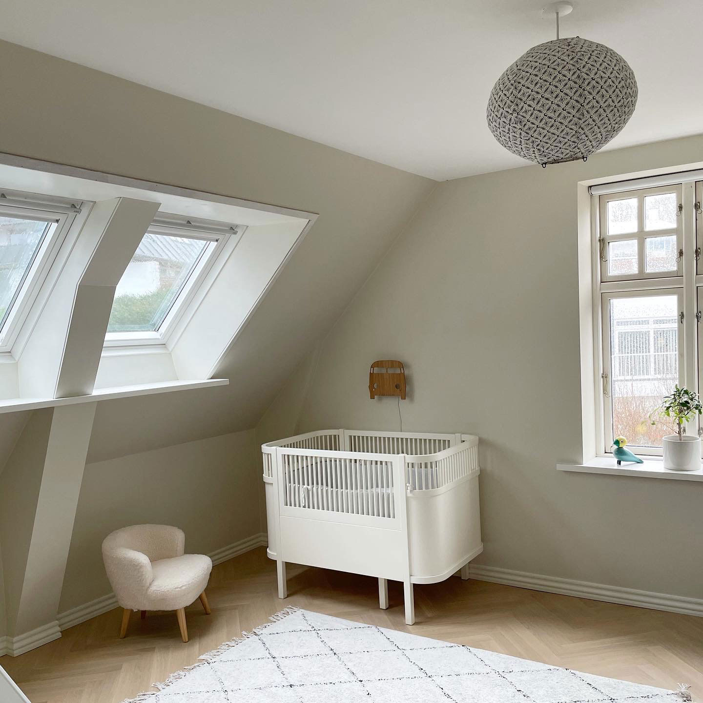 Tremmeseng fra Sebra, væglampe i røget eg fra Ferm Living og tæppe fra Søstrene Grene.