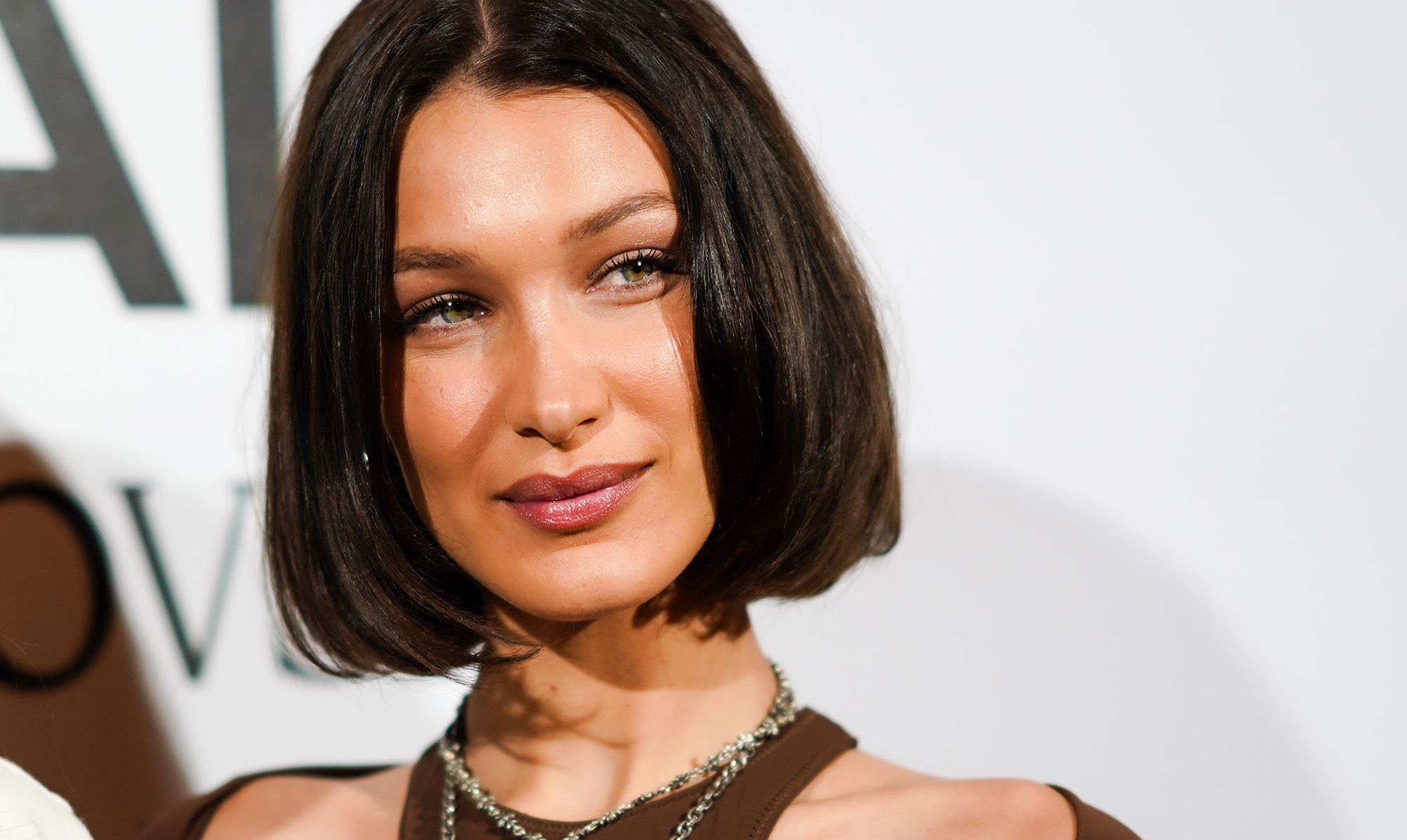 Den amerikanske model Bella Hadid er kendt for sin skarpe page. Bella Hadid kort hår