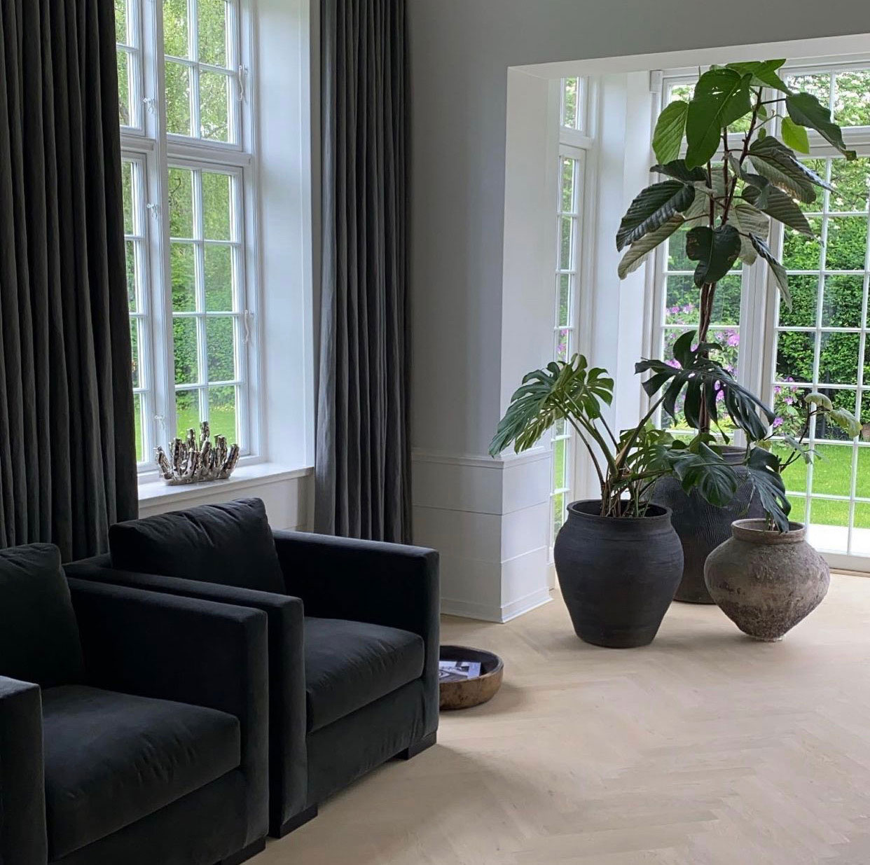 Den lækre krukkesamling i stuen er købt hos Interior.dk.