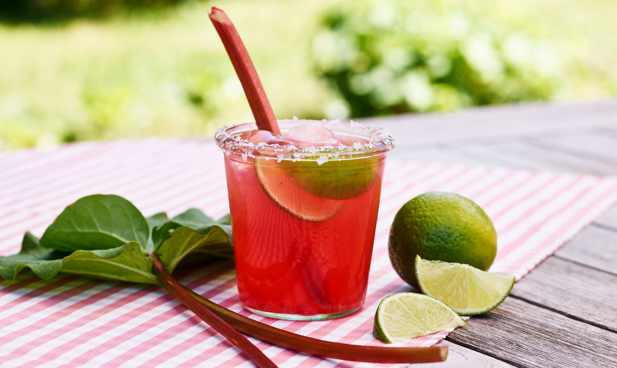 Skøn sommerdrink: En iskold rabarber-margarita 🍹 Rabarber-margarita opskrift