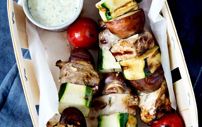 Grillspyd med marineret svinekød, squash og hele svampe Grillspyd med marineret svinekød, squash og hele svampe