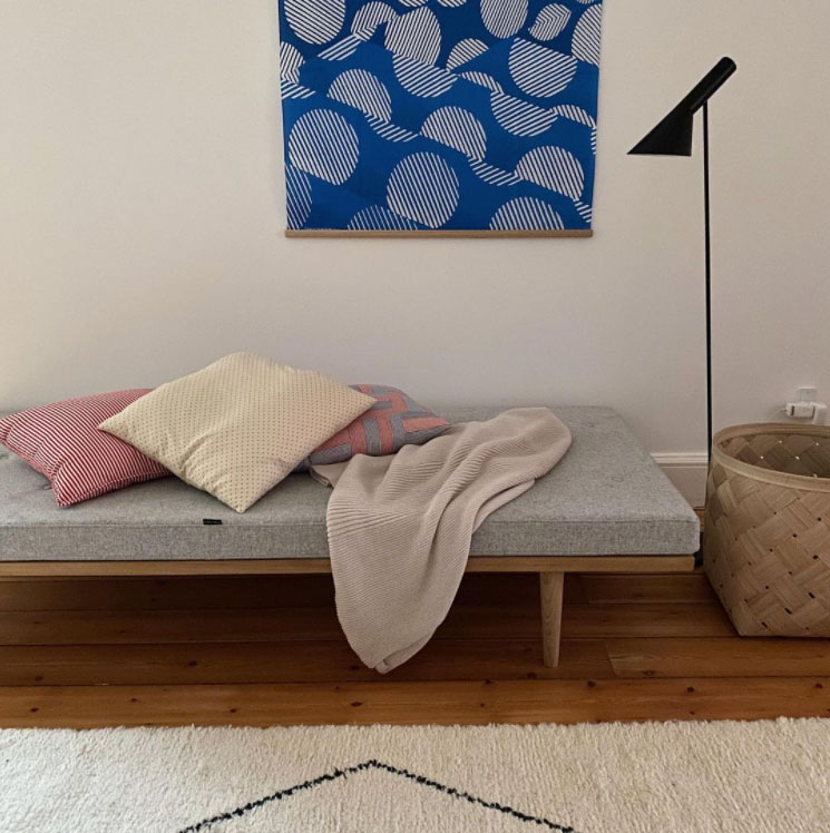 Daybed fra Design-classic og vægophæng fra Sakura Copenhagen.