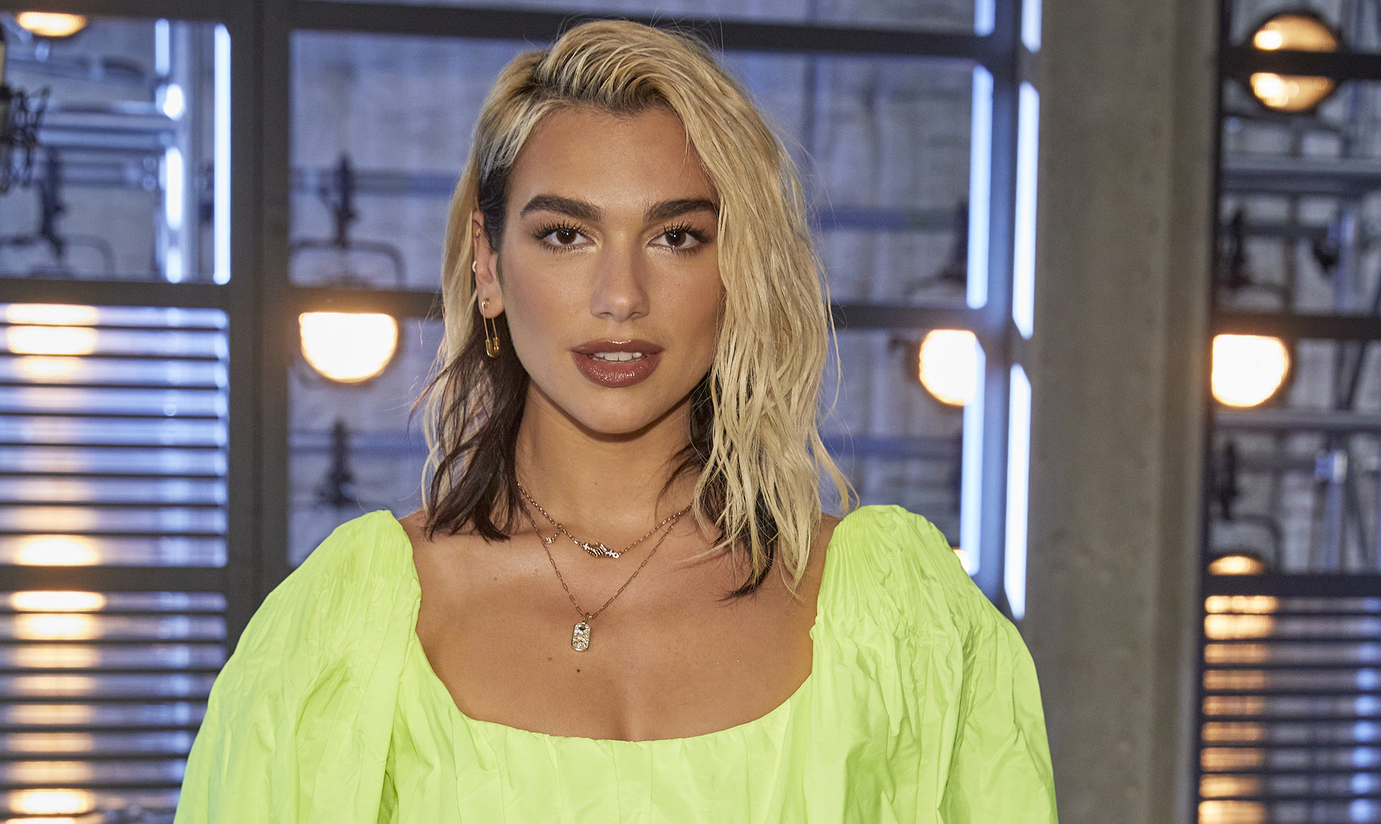 Vov dig ud i en tofarvet frisure – det kan godt gøres smagfuldt. Se bare Dua Lipa. Dua Lipa frisure