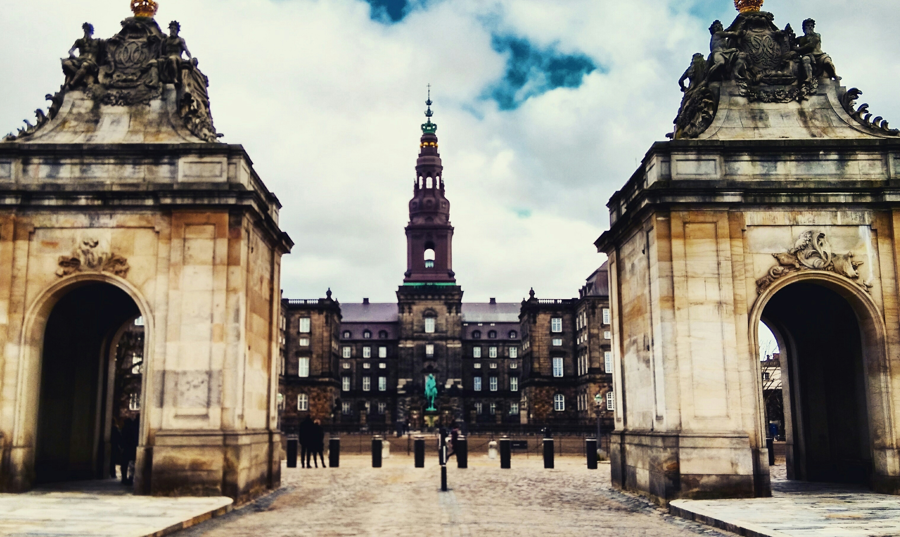 322 kvindelige politikere har - på tværs af de politiske partier på Christiansborg - skrevet under på, at sexisme og krænkelser (også) er en del af hverdagen for dem Beretningerne vælter frem: Journalister, politikere og læger - hvem bliver de næste?