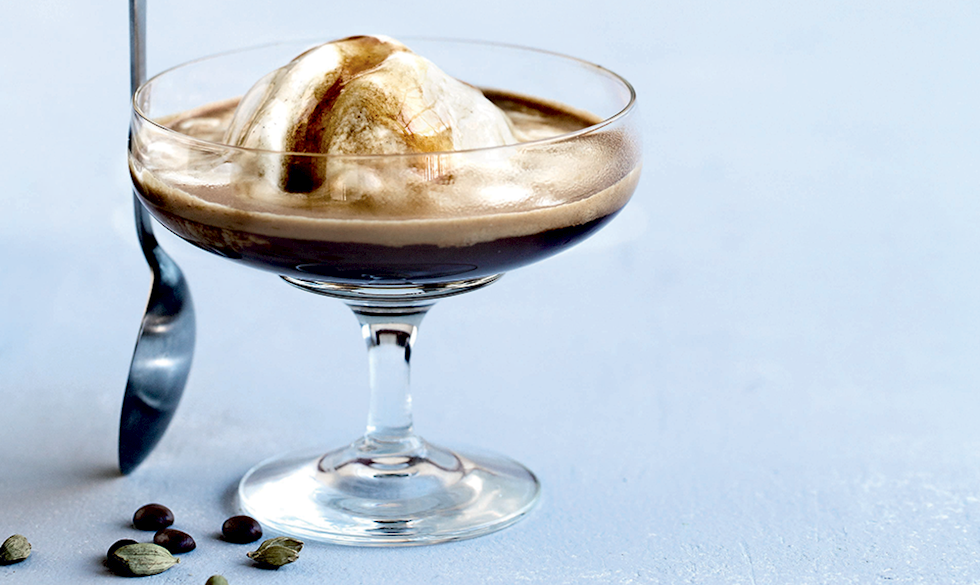 Nem og enkel dessert til dig, der elsker kaffe - og is! Italiensk iskaffe - affogato