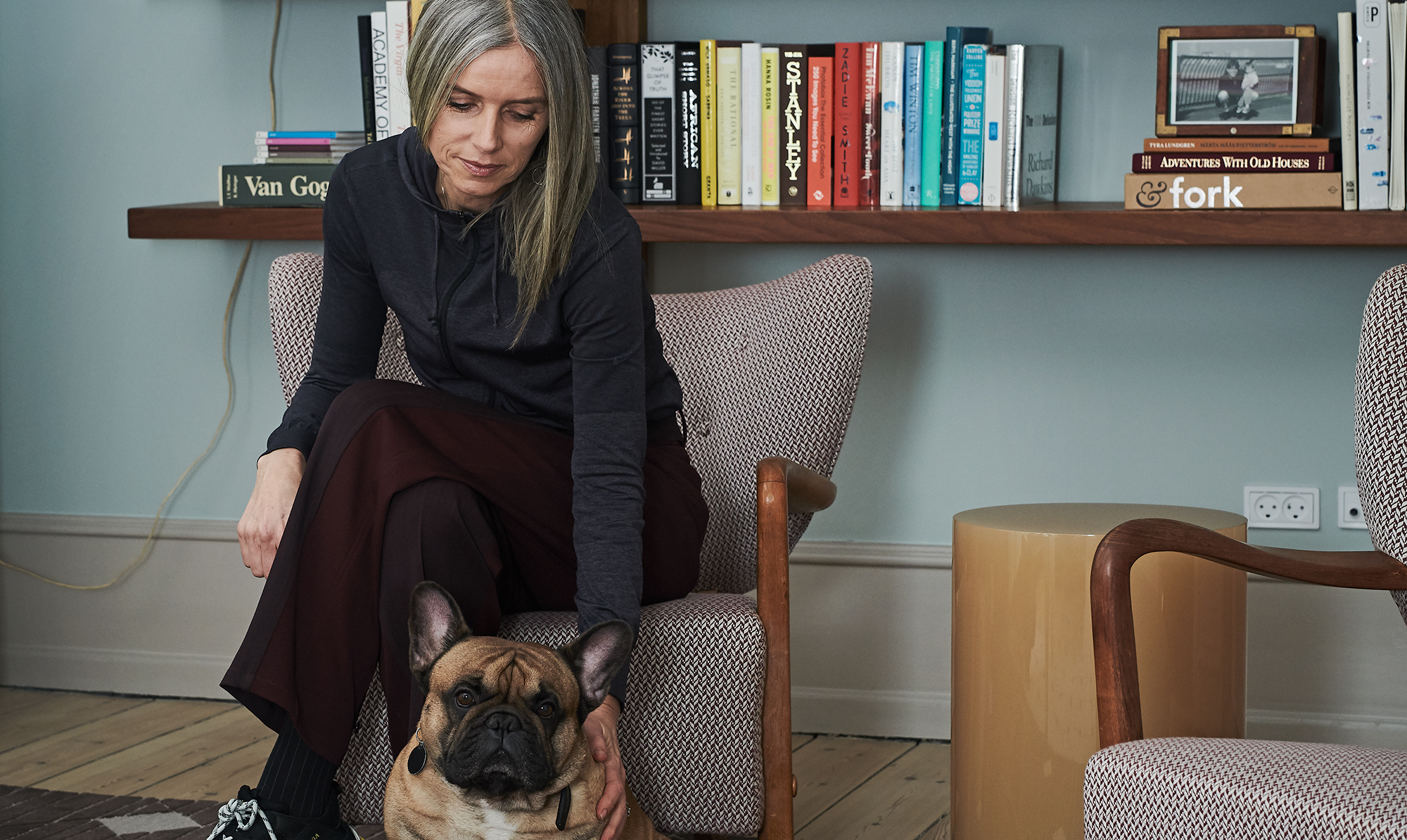 Bettina Gedda iført yndlingsfodtøjet, nemlig sneakers fra Balenciaga med hunden Imil. Bettina Gedda