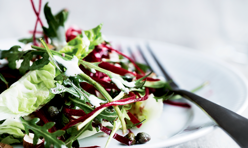 Let og lækker salat, der passer godt til både lam og kylling. Opskrift på rødbedesalat med sprød