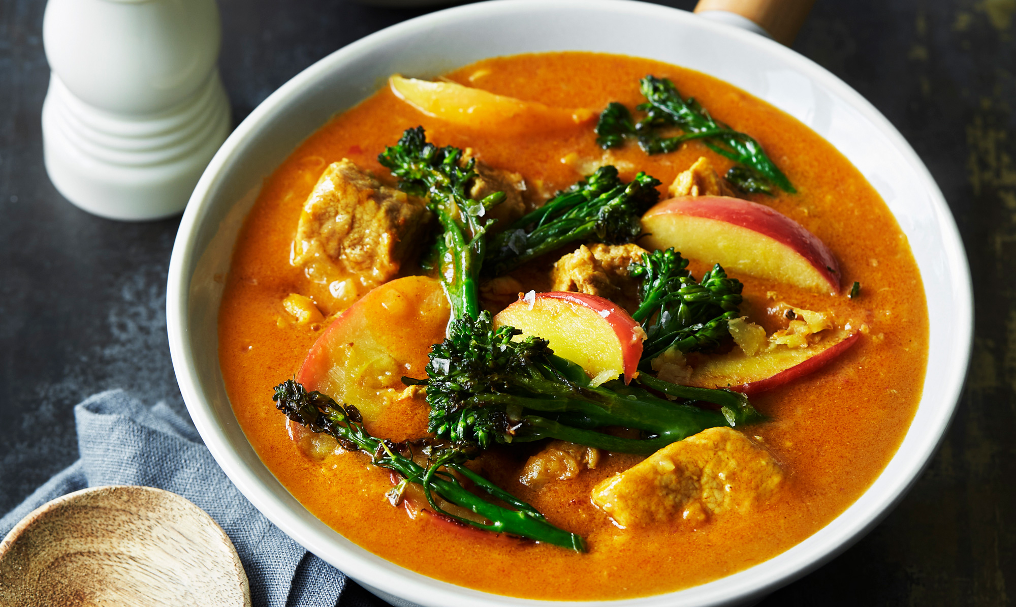 Vidunderlig opskrift på simremad. Skøn currygryde: Sådan laver du lækker simremad med gris og ris