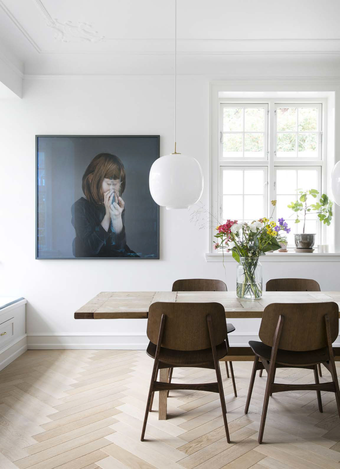 Robert arbejdede som tømrer, før han kom på arkitektskolen, og han har selv bygget stellet i eg til spisebordet,