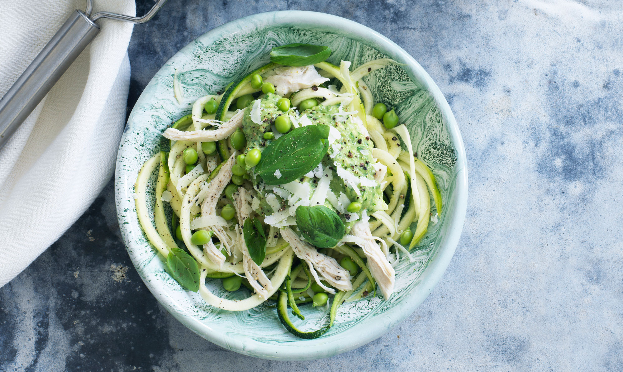 Sund og lækker cæsarsalat! Cæsarsalat med squashnudler og cremet avocadodressing