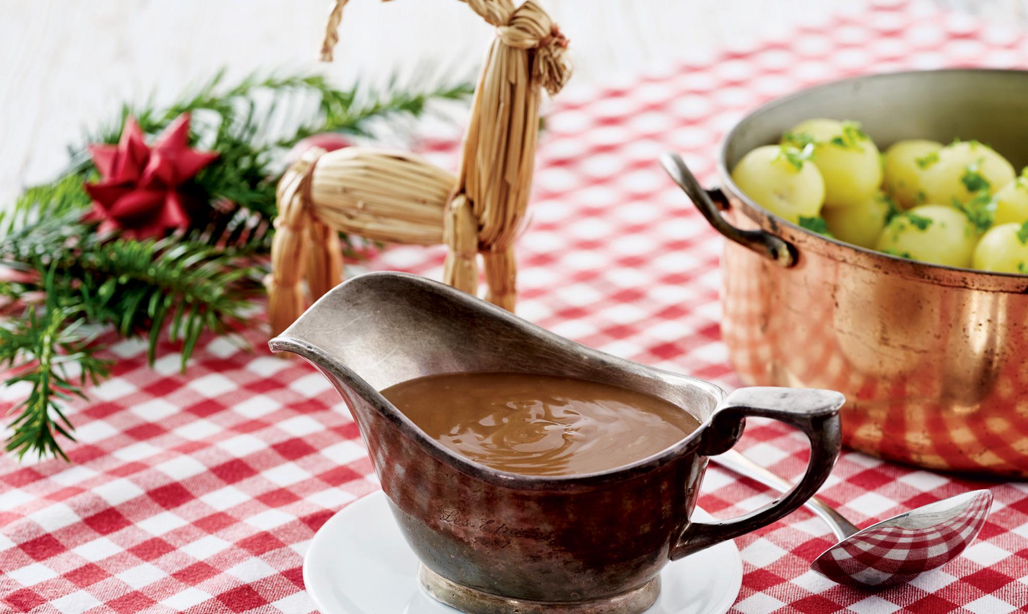 Den gode brune sovs er prikken over i’et til en god (jule)middag. Sådan laver du brun sovs