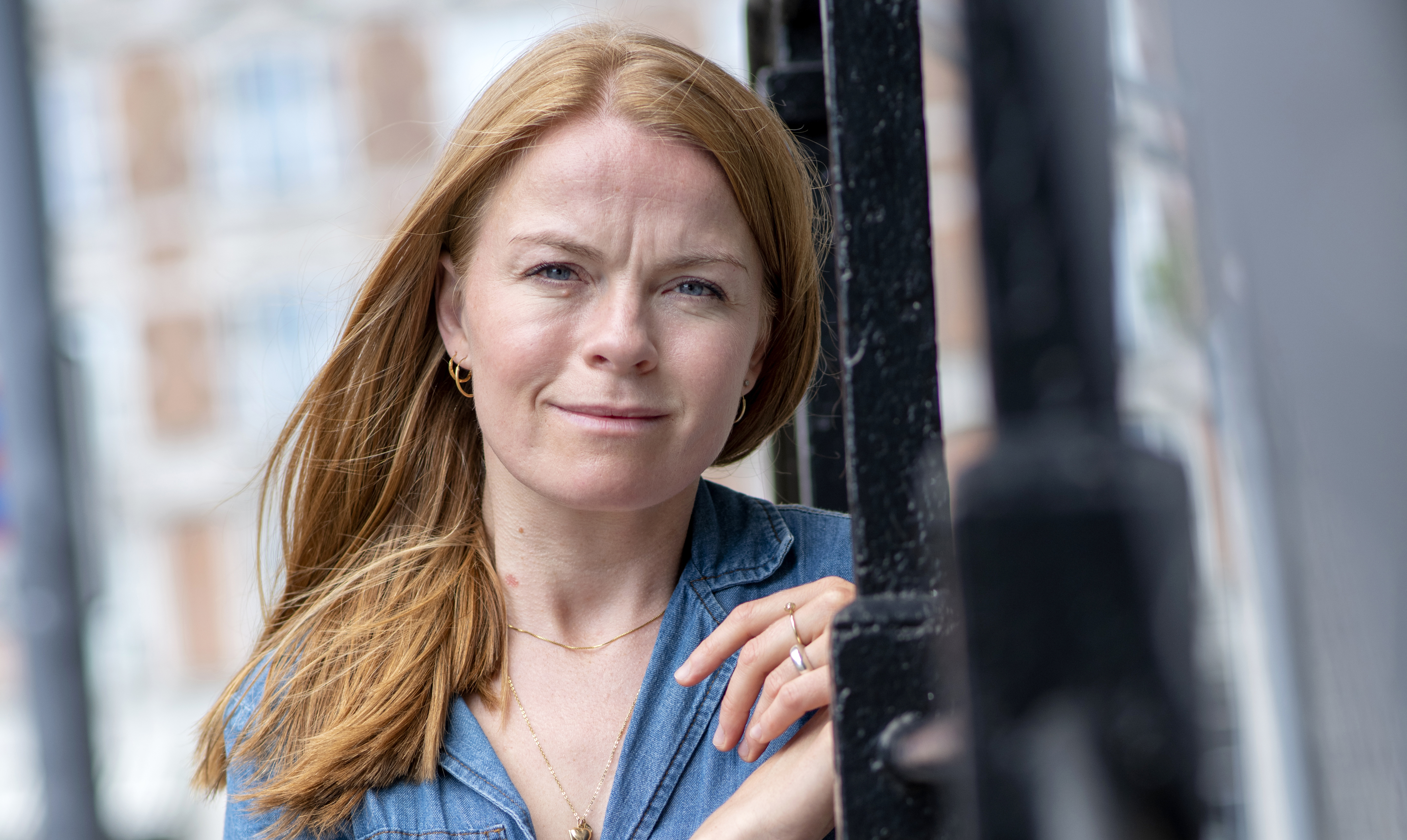 "Andre kan have det virkelig svært med, at jeg har så kort en lunte. Men jeg ser også store fordele ved det," forklarer Signe Egholm Olsen om sit temperament. Signe Egholm Olsen