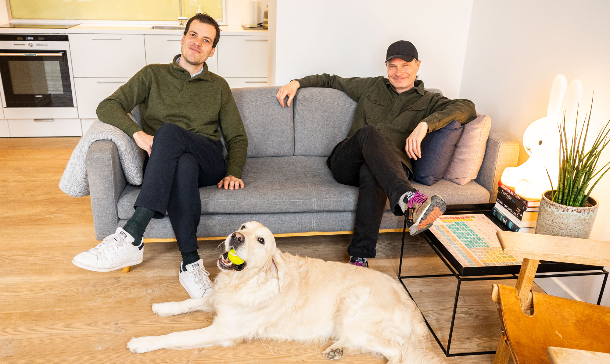 Kristoffer Dahy Ernst, Martin Garde Abildgaard og hunden Nixon. Farvel til det gode liv: Martin Garde Abildgaard opsagde jobbet og solgte huset for at forfølge sin drøm om et enklere liv