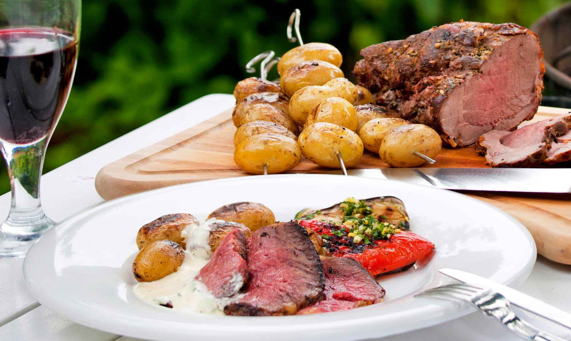 Lækker lammekølle på grillen tager tid at tilberede, så mens duften
breder sig, er der tid til en snak og et glas før maden. Lammekølle på grill