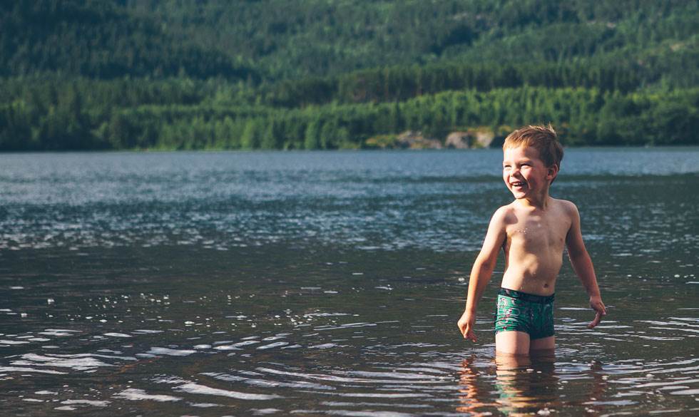 Vi guider dig til 7 fantastiske familieture i Norge. Dreng bader