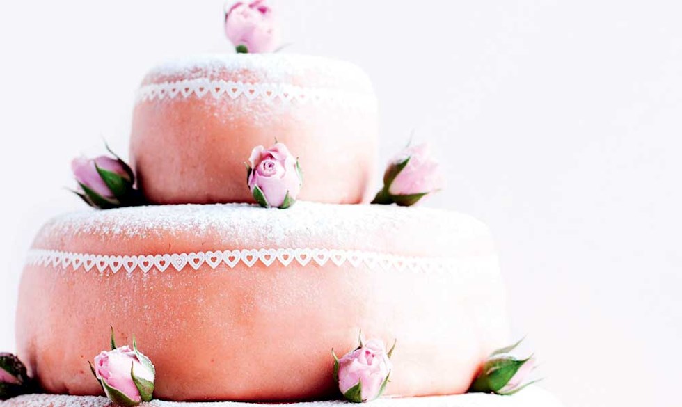 Bryllupskage med romantik Bryllupskage med hindbærcreme og marcipanovertræk