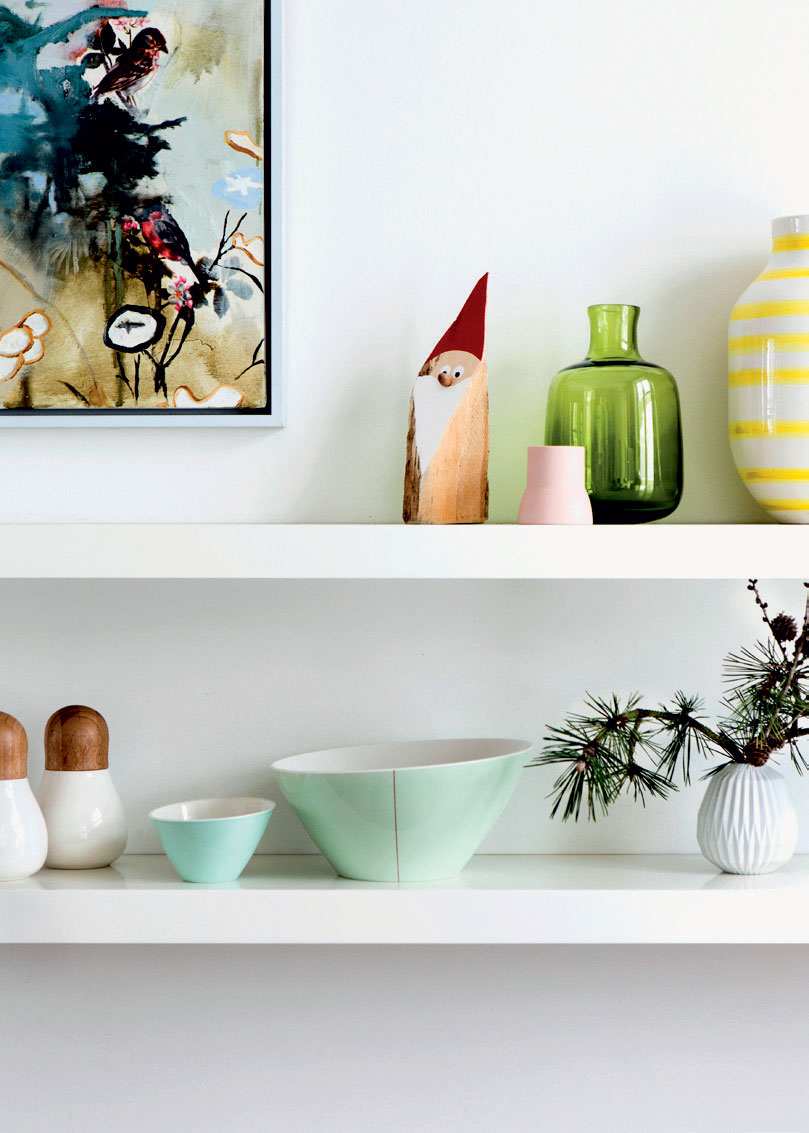 På hylderne fra Ikea står turkise skåle af Anne Black, en stribet vase fra Kähler og en riflet vase fra Søstrene Grene.