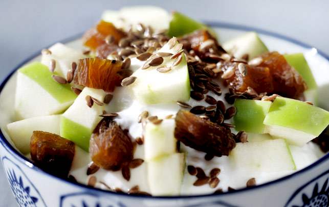 Skyr med æble, abrikoser og hørfrø Skyr med æble, abrikoser og hørfrø