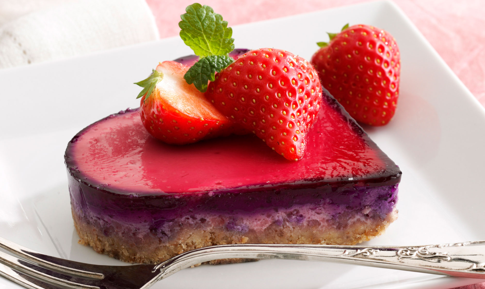 Bag selv de fineste små hjerterformede cheesecakes til valentinsdag. Valentinesdag cheesecake