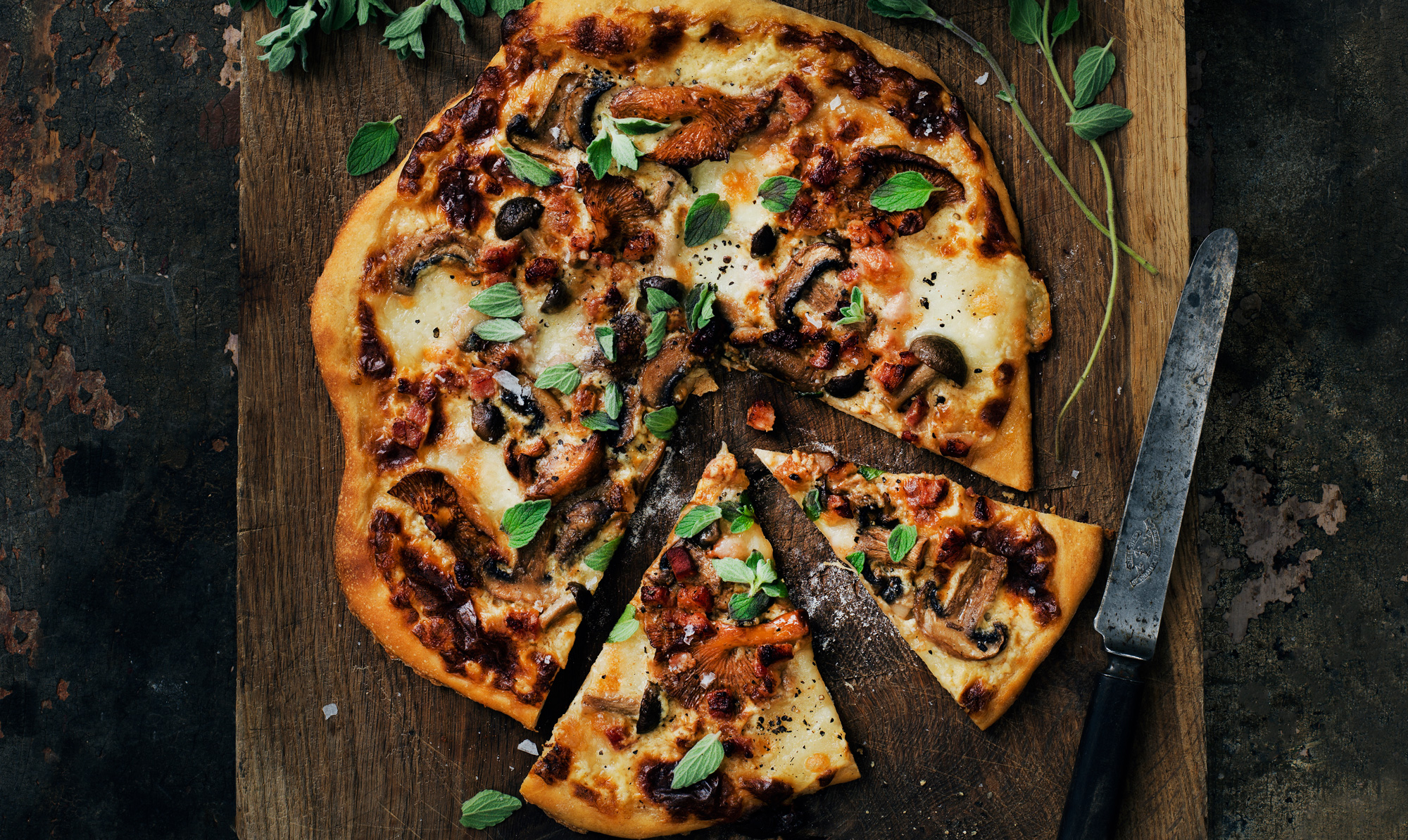 Pizza med skønt fyld af svampe og pancetta. Pizza med svampe, pancetta og ost